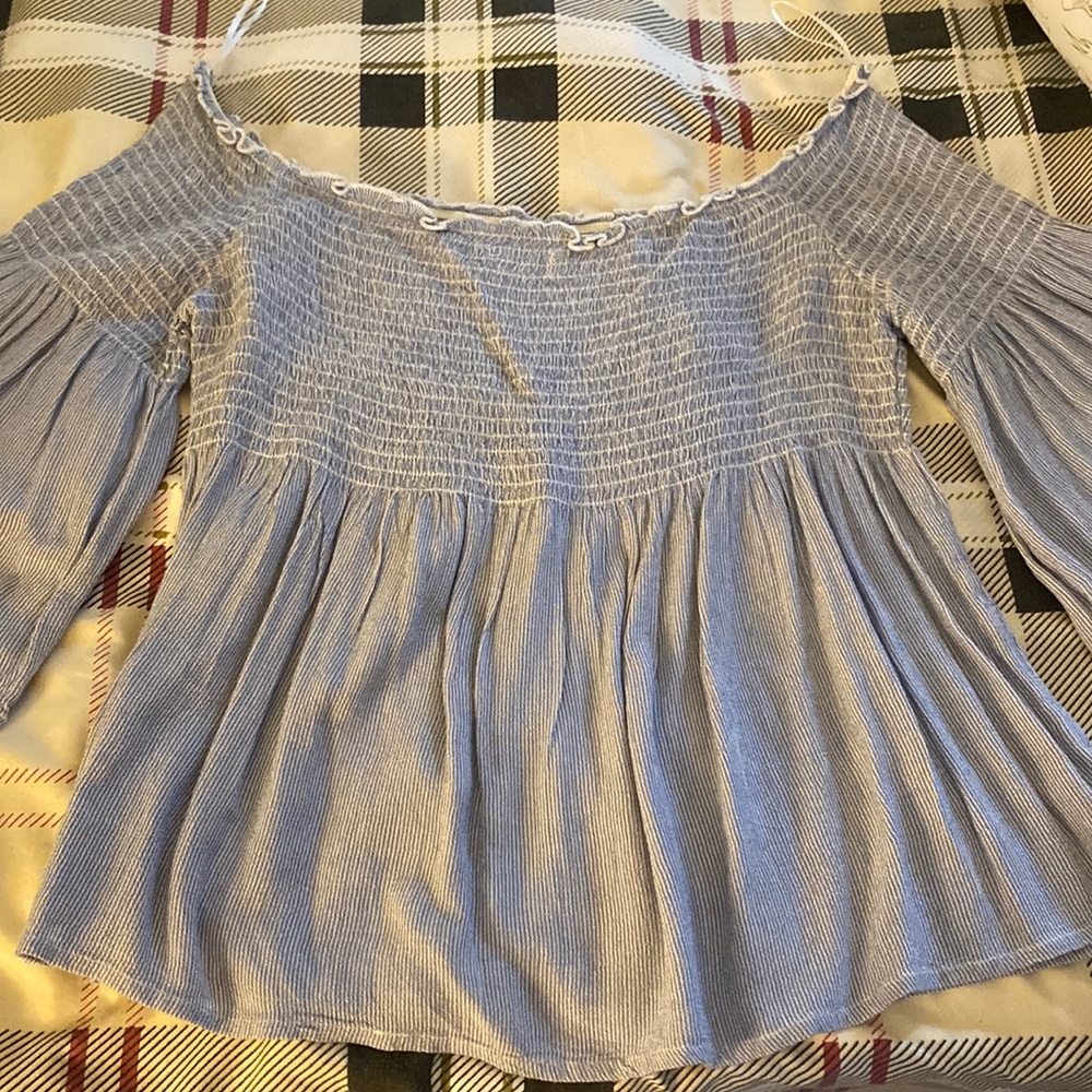 Blusa hollister color azul con blanco y detalle en las mangas